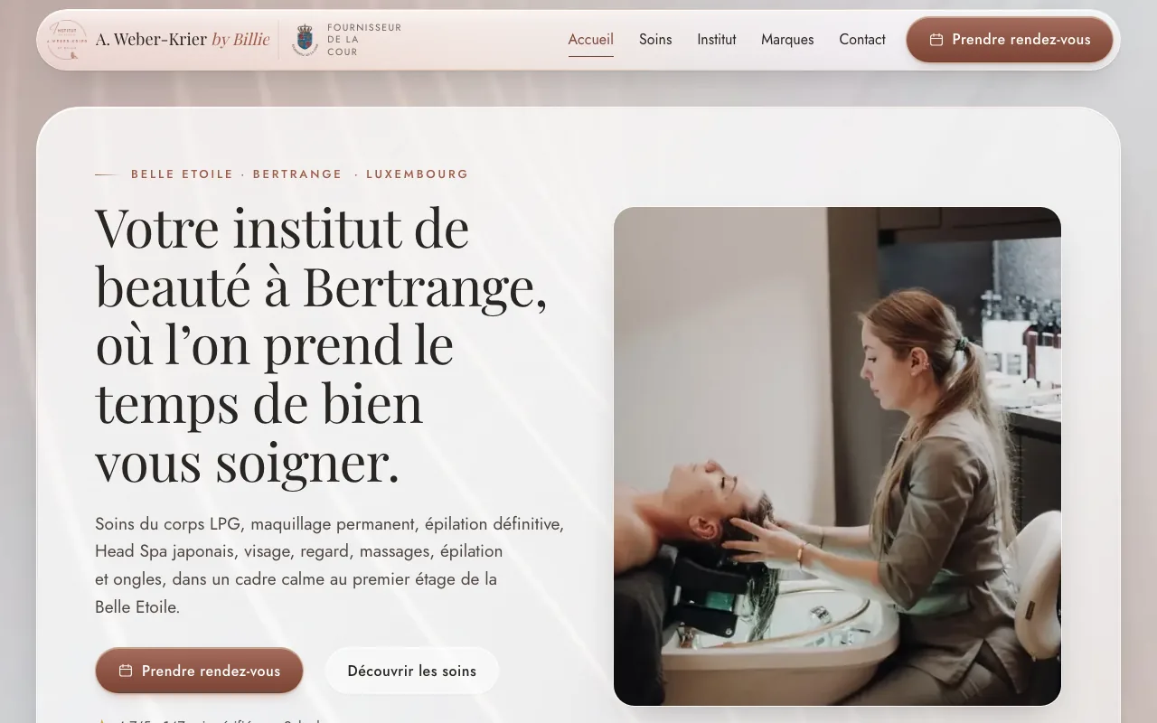 Home page of the Institut de beauté by Billie website: a glass navigation bar with a booking button, a French headline about the beauty institute in Bertrange and a photo of a head spa treatment.